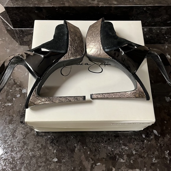 Jessica Simpson black platform heels. - Picture 7 of 12